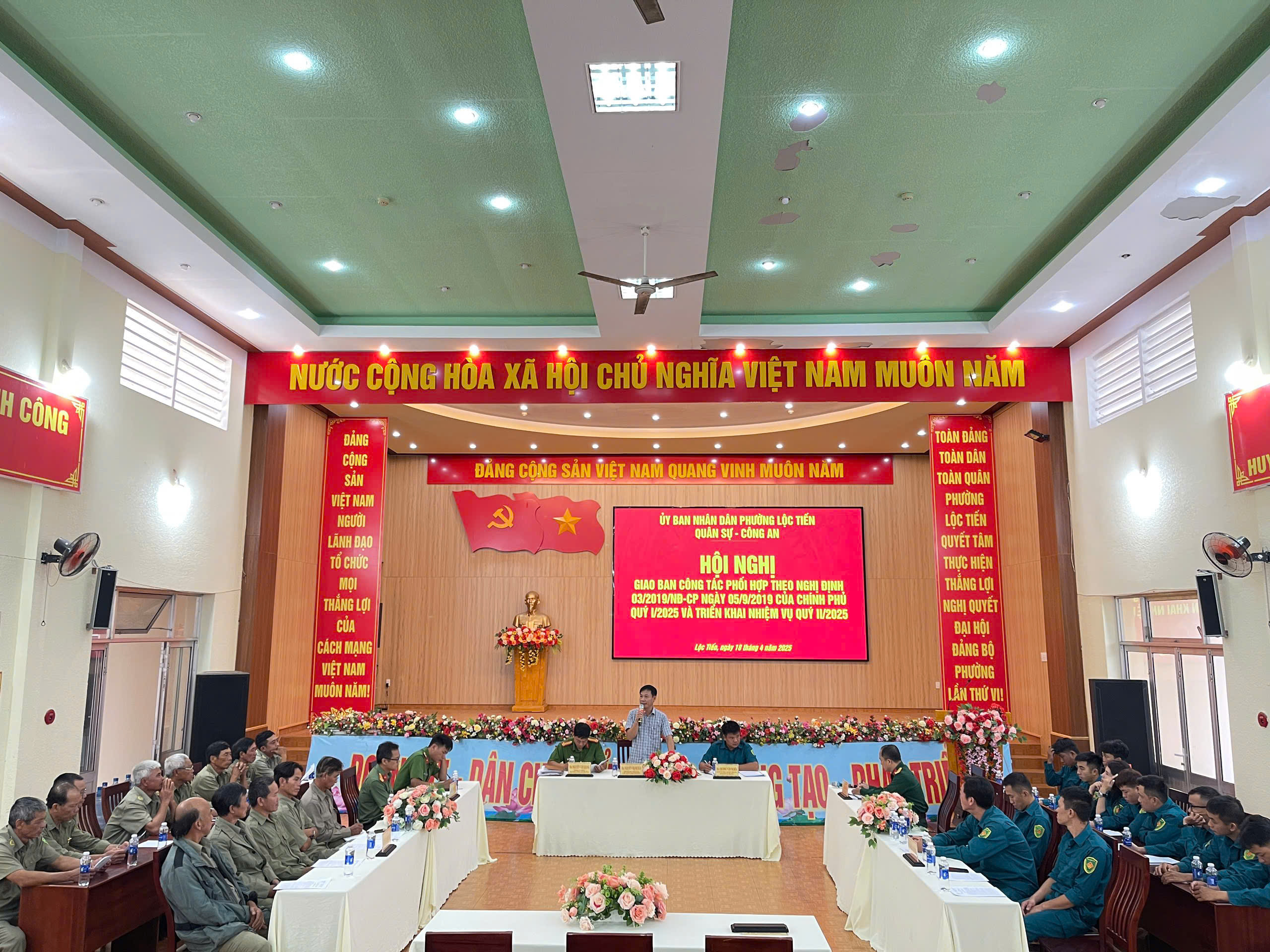 BAN CHỈ HUY QUÂN SỰ VÀ BAN CHỈ HUY CÔNG AN PHƯỜNG LỘC TIẾN TỔ CHỨC HỘI NGHỊ GIAO BAN THEO NGHỊ ĐỊNH 03/2019/NĐ-CP