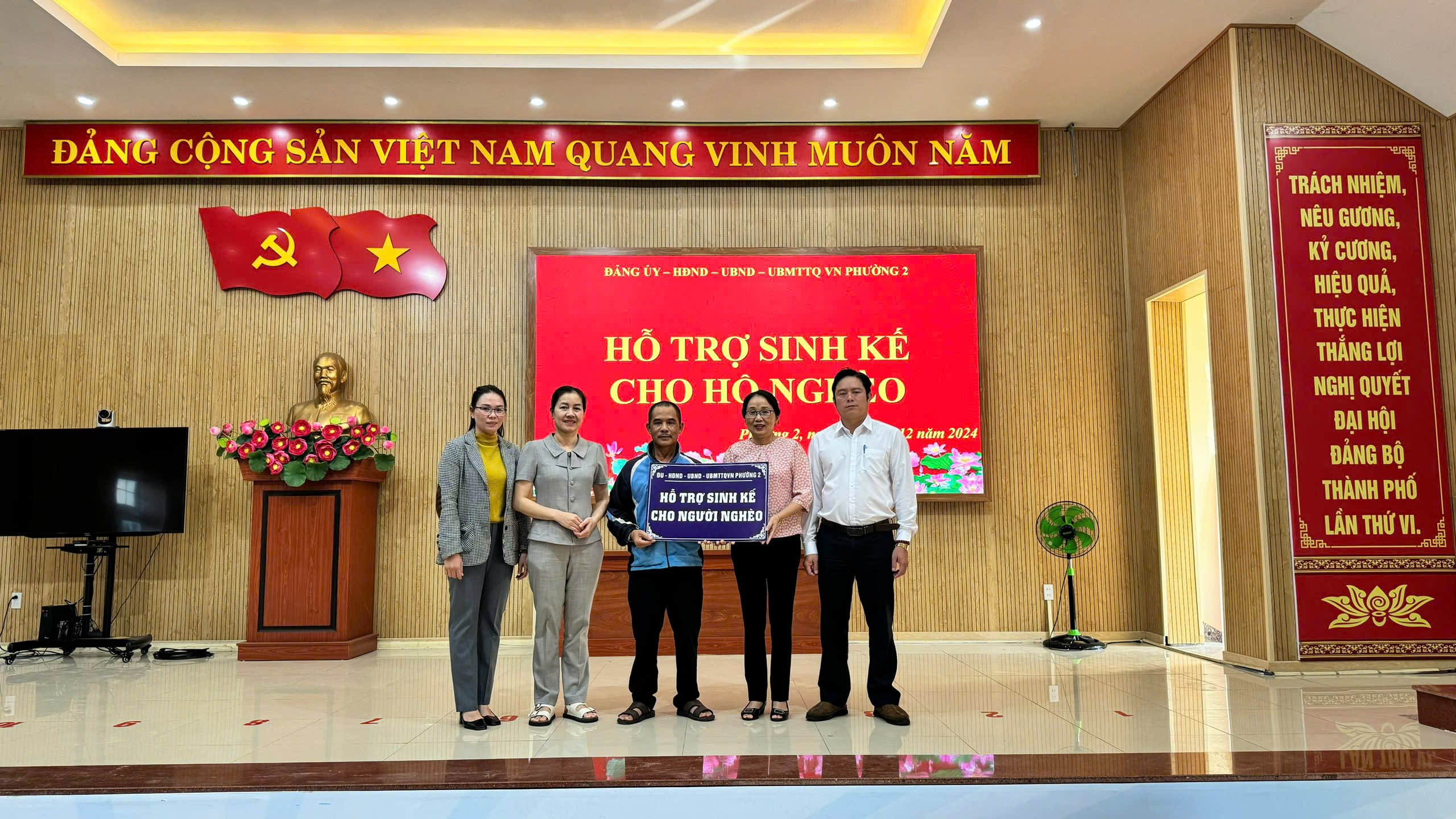 Tiếp tục trao hỗ trợ sinh kế cho người nghèo trên địa bàn phường 2 năm 2024