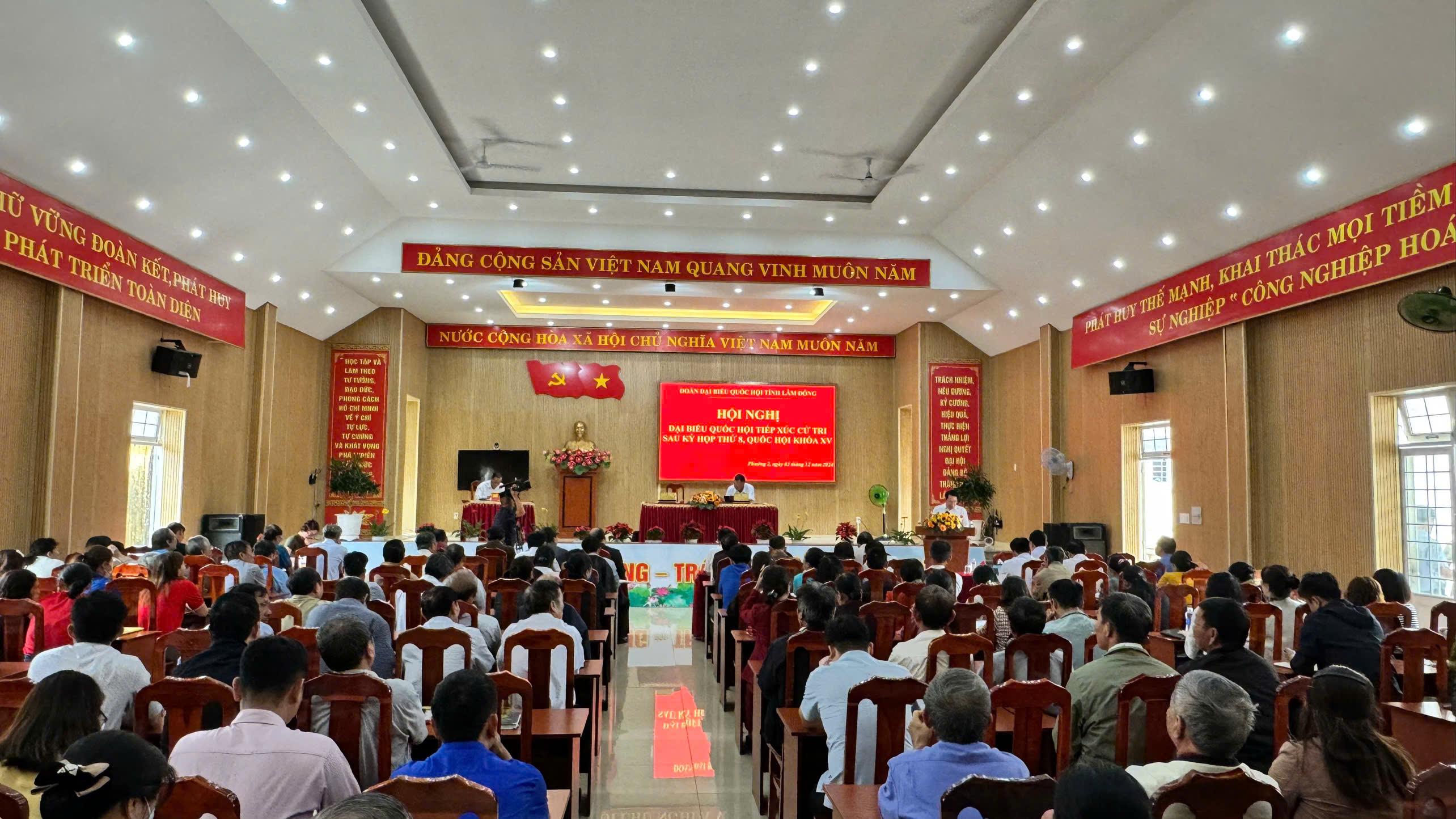 Đoàn đại biểu Quốc hội tiếp xúc cử tri sau kỳ họp thử 8, QH khóa XV tại phường 2, TP Bảo Lộc