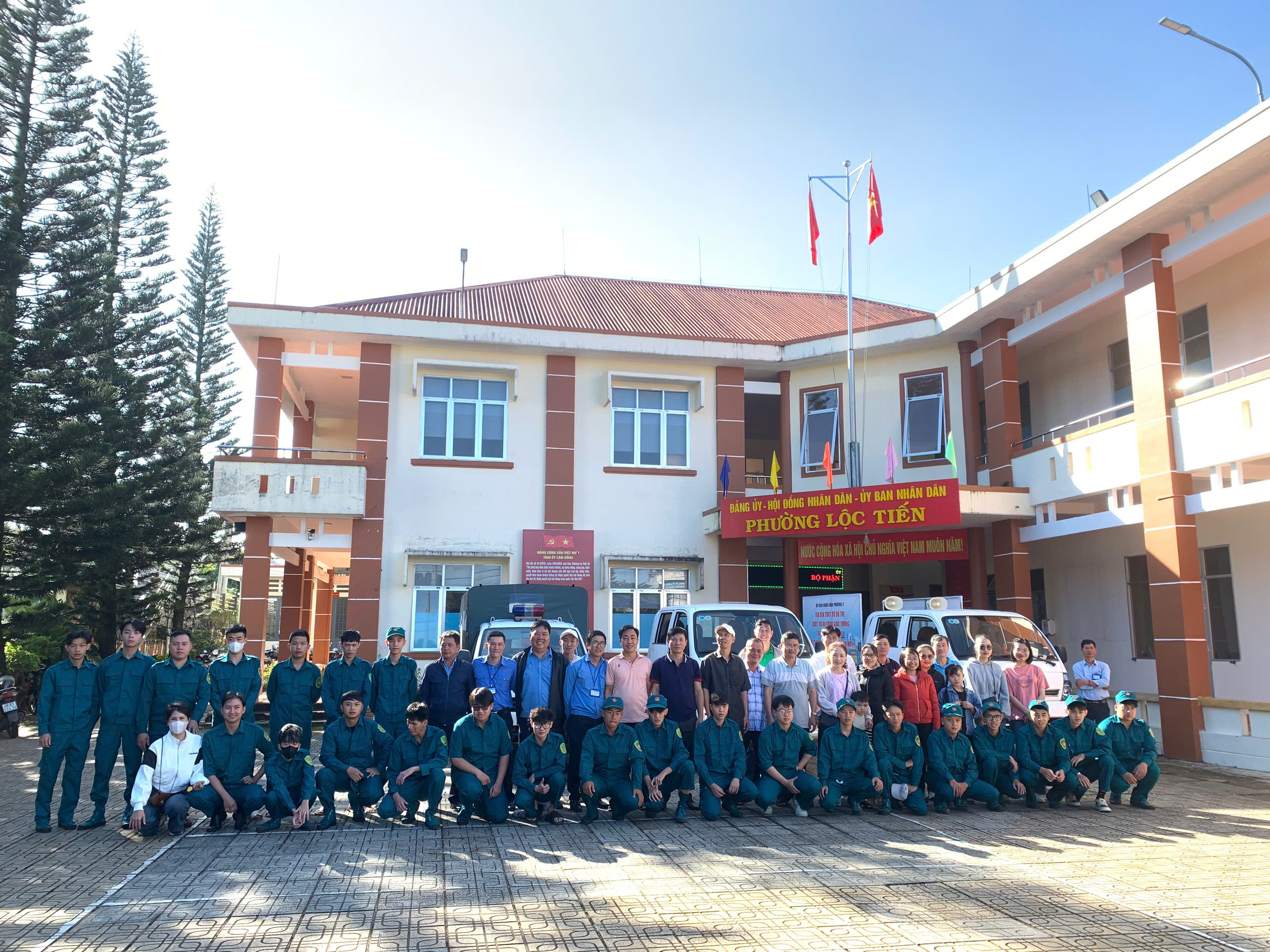 PHƯỜNG LỘC TIẾN RA QUÂN DỌN DẸP VỆ SINH MÔI TRƯỜNG CHÀO MỪNG FESTIVAL HOA ĐÀ LẠT LẦN THỨ X - NĂM 2024 VÀ KỶ NIỆM 30 NĂM XÂY DỰNG VÀ PHÁT TRIỂN ĐÔ THỊ BẢO LỘC