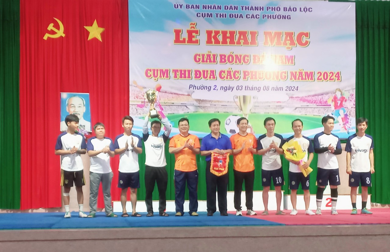 Phường B'Lao: tham gia giải bóng đá mini trao sinh kế cho hộ nghèo năm 2024